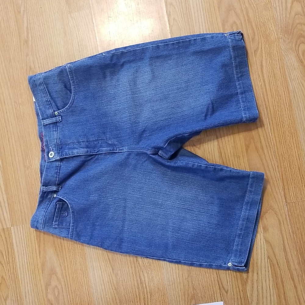 Women's Gloria Vanderbilt jean short, size 14